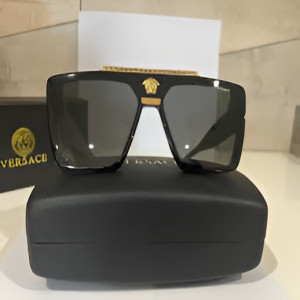 Square Fashion Sunglasses with A Lion Head Emblem